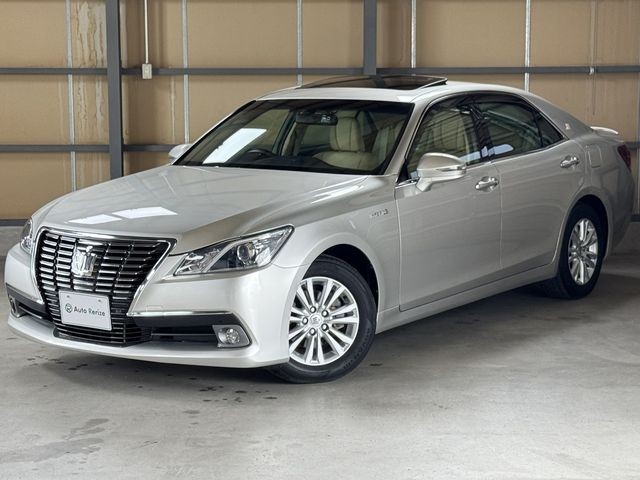 2013 Toyota Crown HV