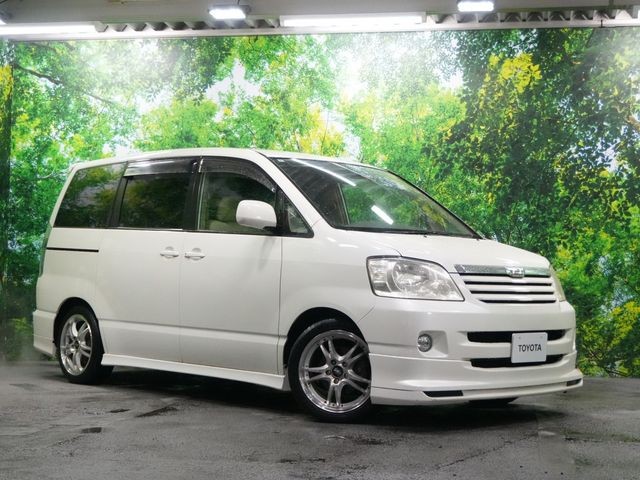 2004 Toyota Noah