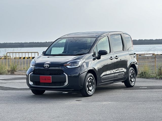 Toyota Sienta HV