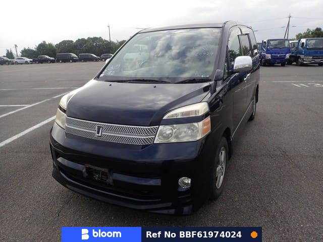 2005 Toyota Voxy