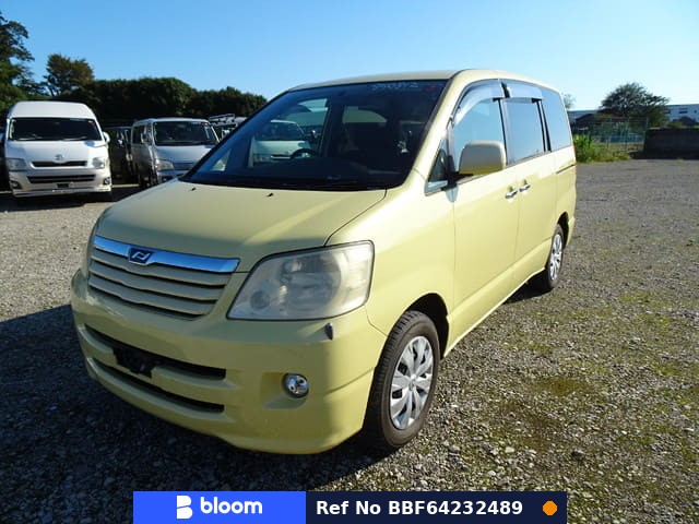 2004 Toyota Noah