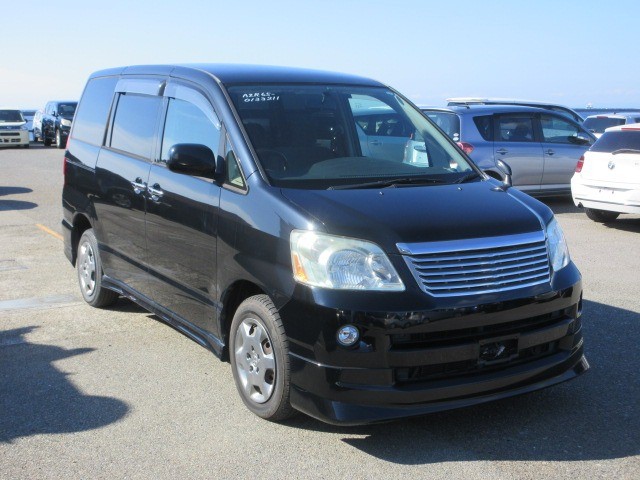 2005 Toyota Noah