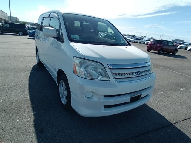 2005 Toyota Noah