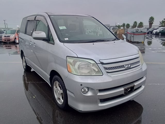 2005 Toyota Noah