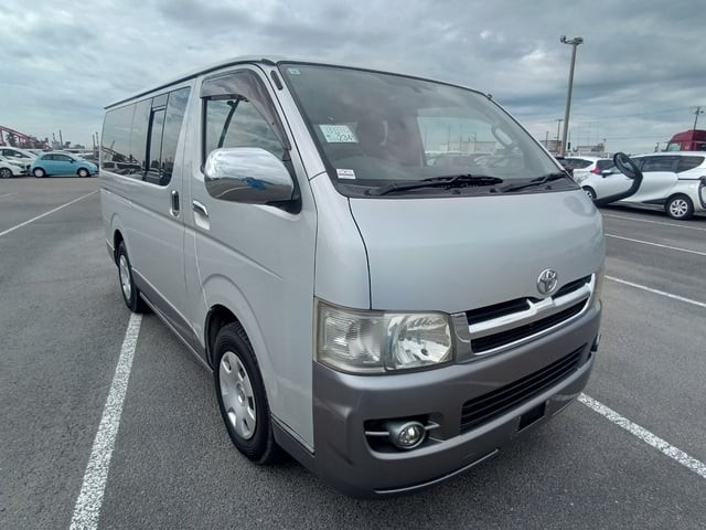 2004 Toyota Hiace V