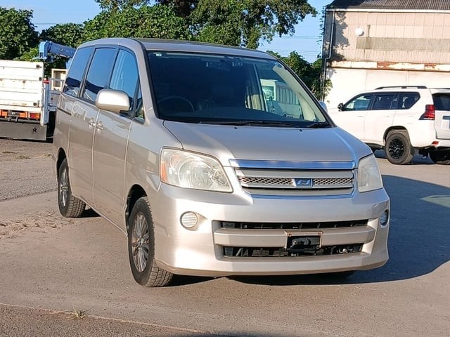 2005 Toyota Noah