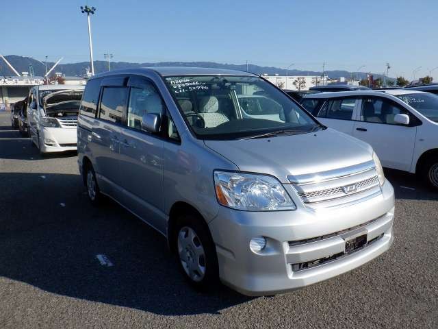 2004 Toyota Noah