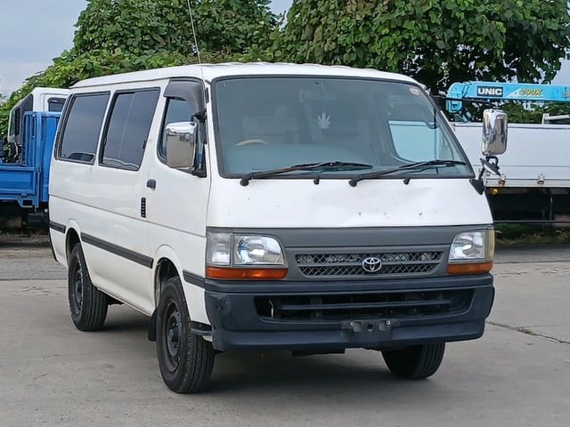 2004 Toyota Hiace V