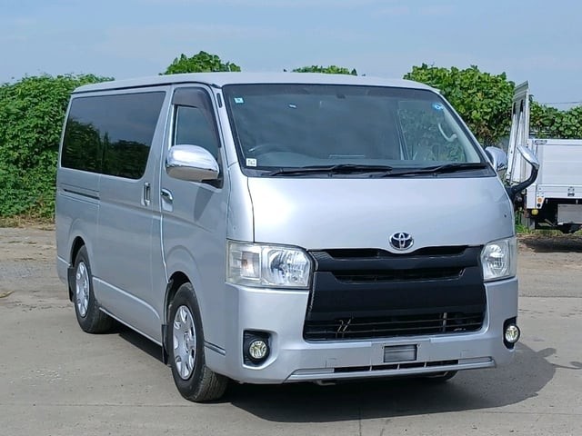 2005 Toyota Hiace V