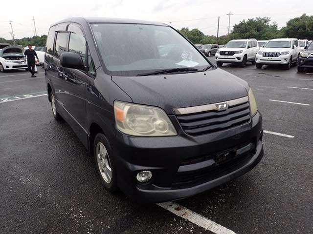 2004 Toyota Noah