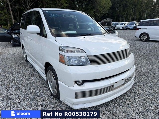 2004 Toyota Voxy