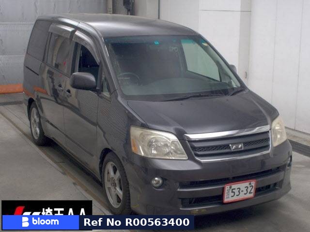 2004 Toyota Noah